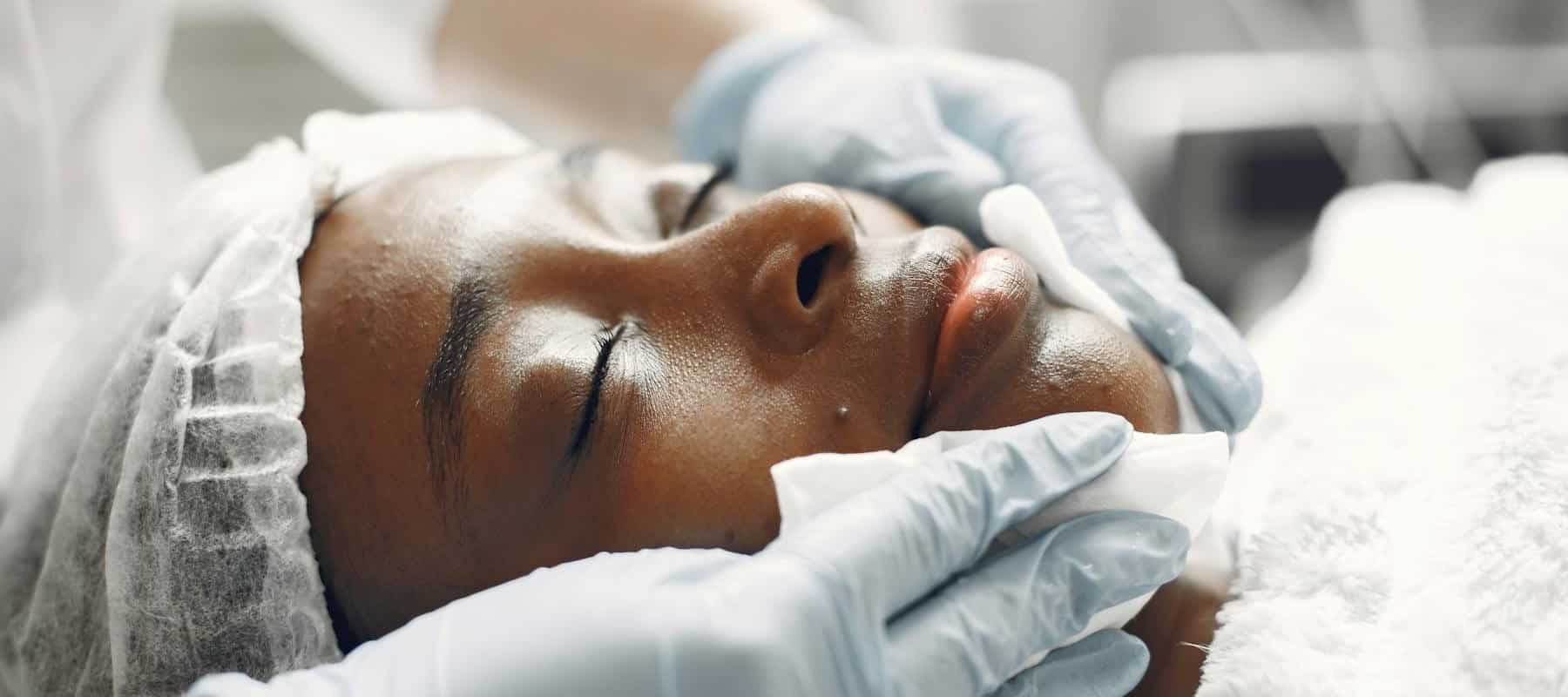 Ästhetische Gesichtsbehandlung mit Polynukleotiden in der Praxis