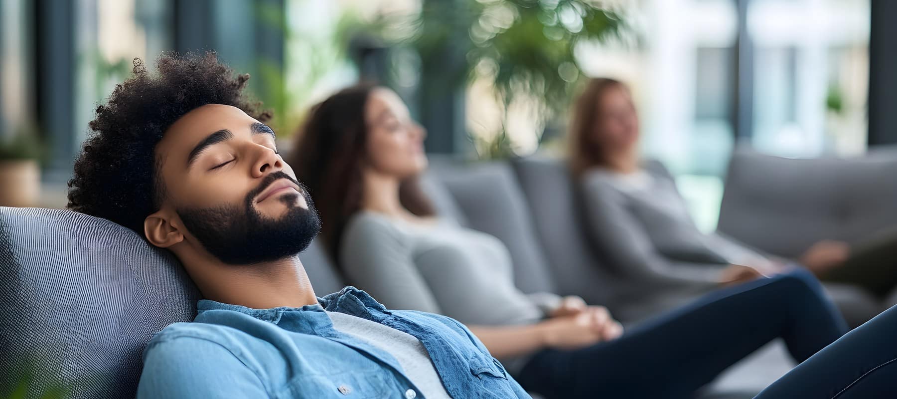 Mann entspannt sich auf Sofa – Stressreduktion mit Ashwagandha