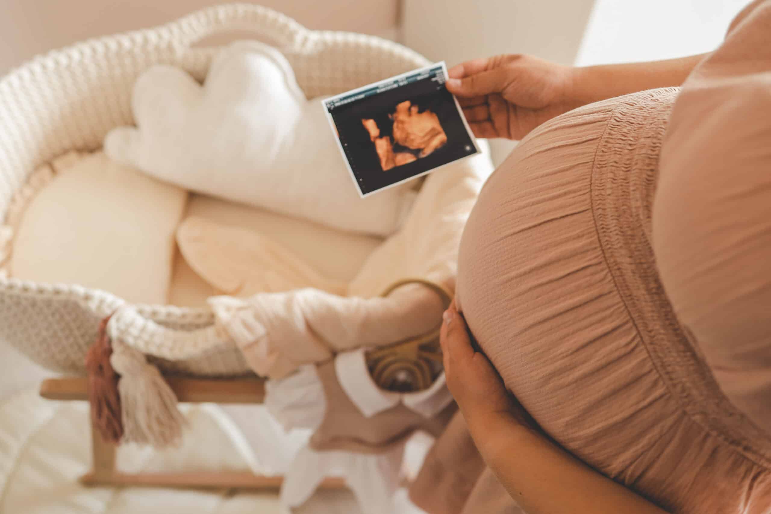 Stillzeit Ernährung – Mutter stillt Baby, gesunde Lebensmittel im Hintergrund