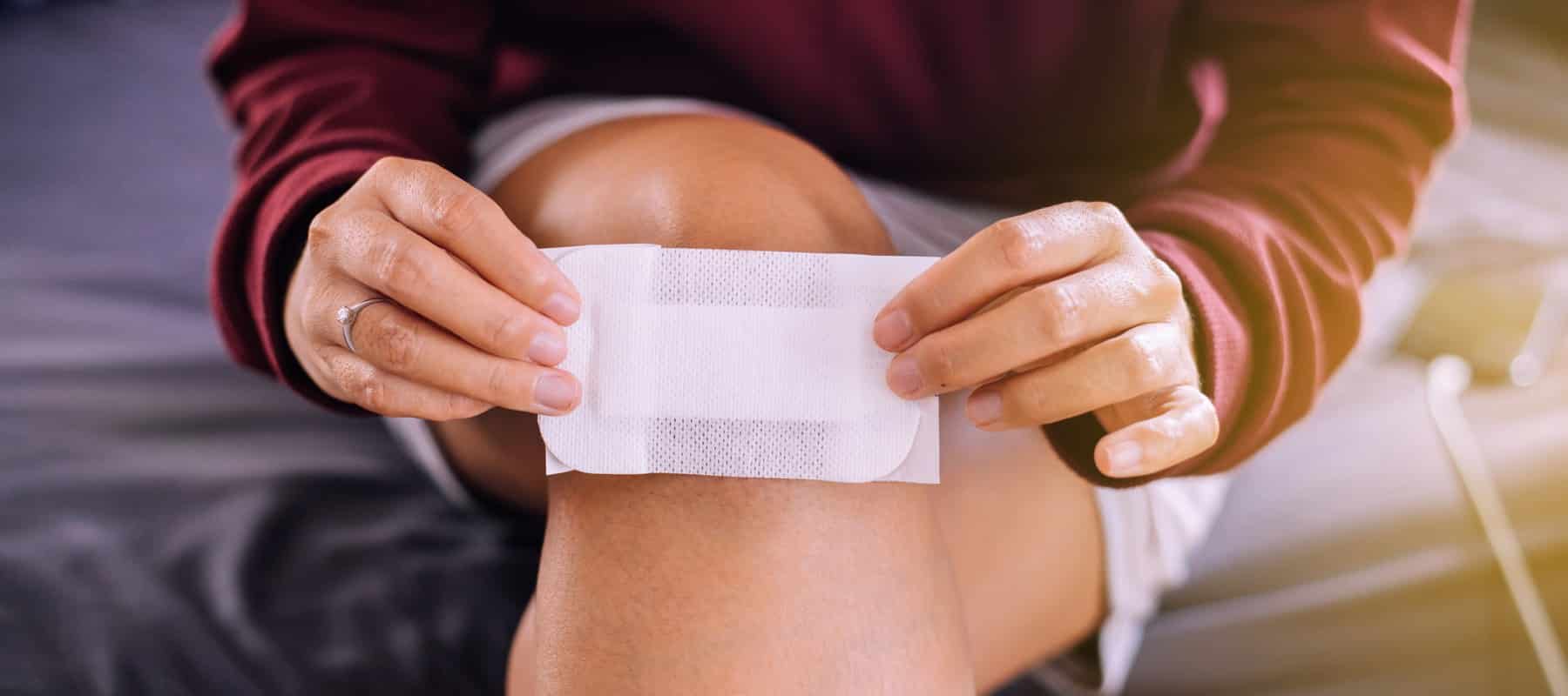 Wundversorgung – Verschiedene Wundabdeckungen auf einer weißen Unterlage, übersichtlich angeordnet