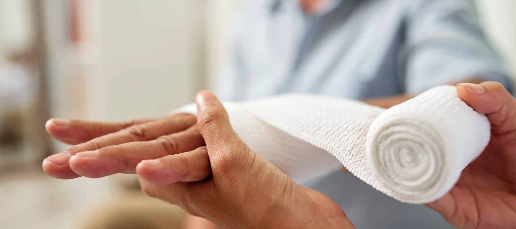 Wundversorgung Nachsorge – Person beobachtet eine heilende Wunde, entspannte ruhige Atmosphäre