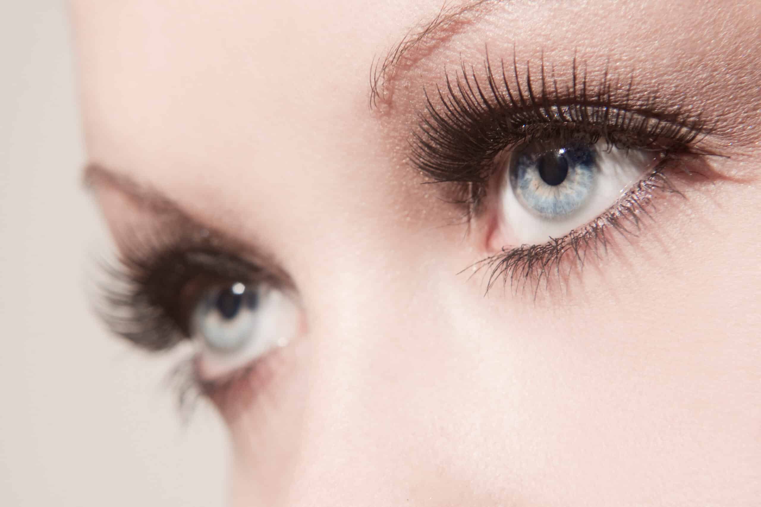 Messy Girl Beauty Look mit verschmiertem Eyeliner