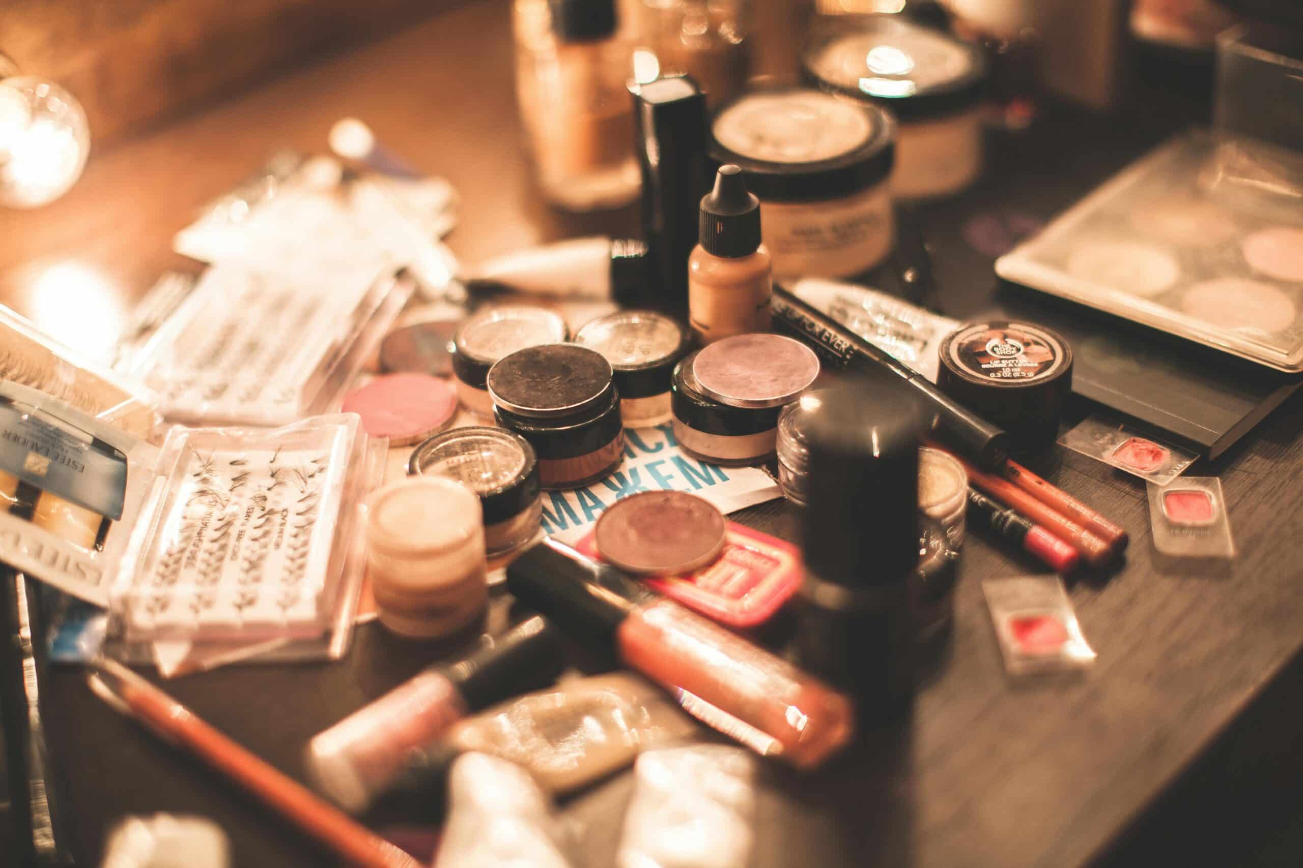 Messy Girl Make-up mit Statement-Lippen und intensivem Blush