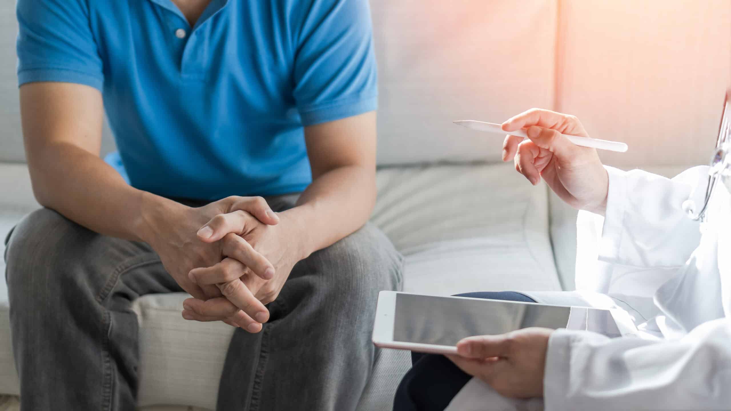 Patient im Arztgespräch zu PDE5-Hemmern und Erektionsstörungen