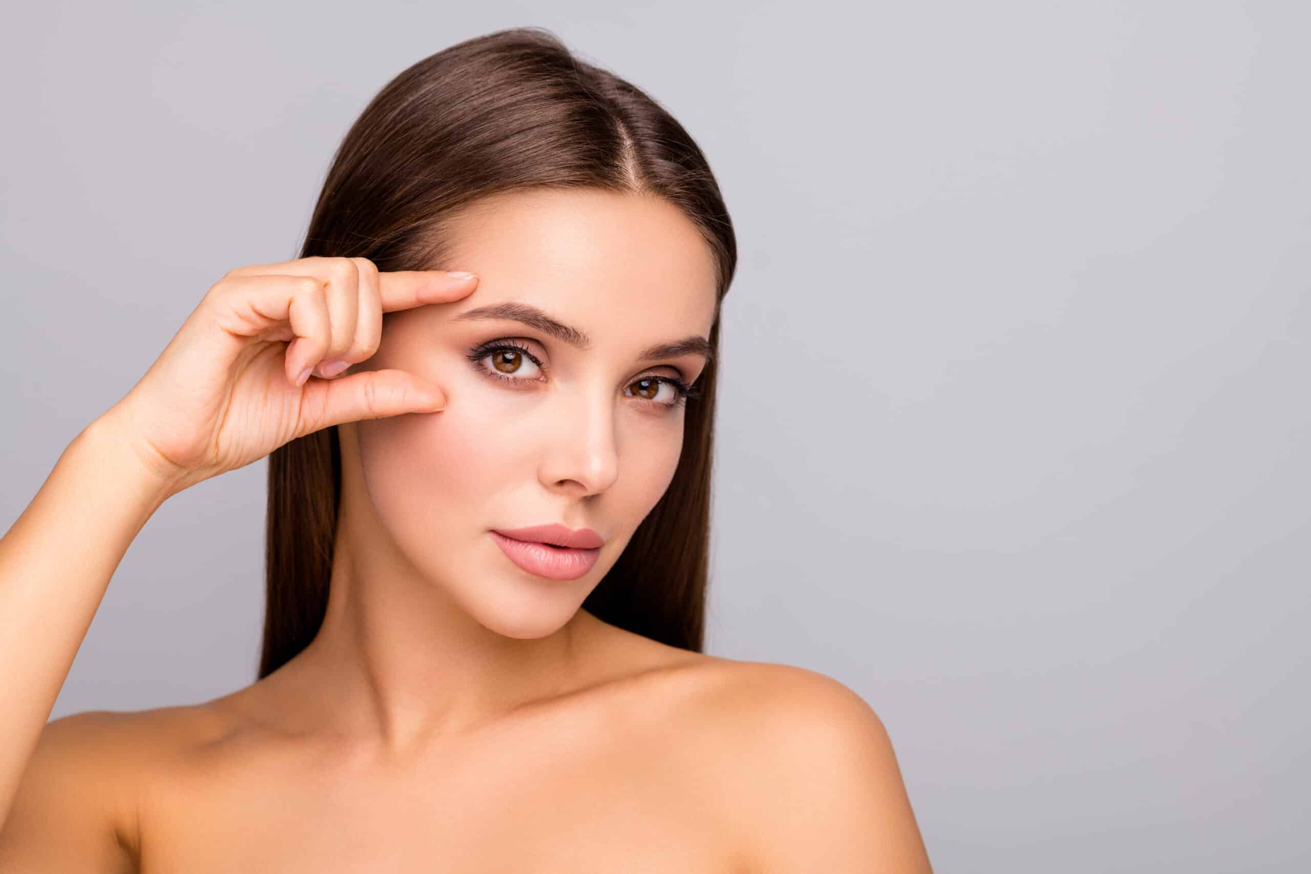Veganes Botox – Frau prüft Hautbild und Falten