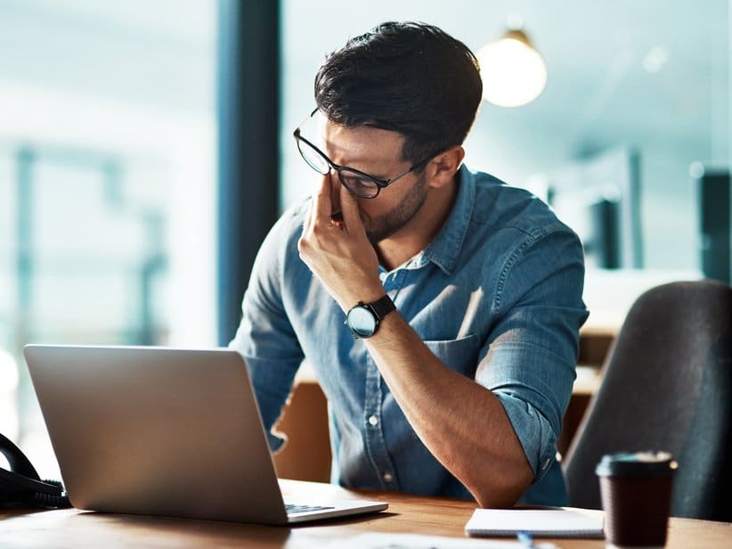 Burnout-Erholung – Person in Entspannungspose, warmes Licht, symbolisiert Regeneration