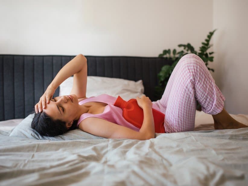 Endometriose – Frau beim Yoga als Teil der Selbstfürsorge bei chronischen Schmerzen