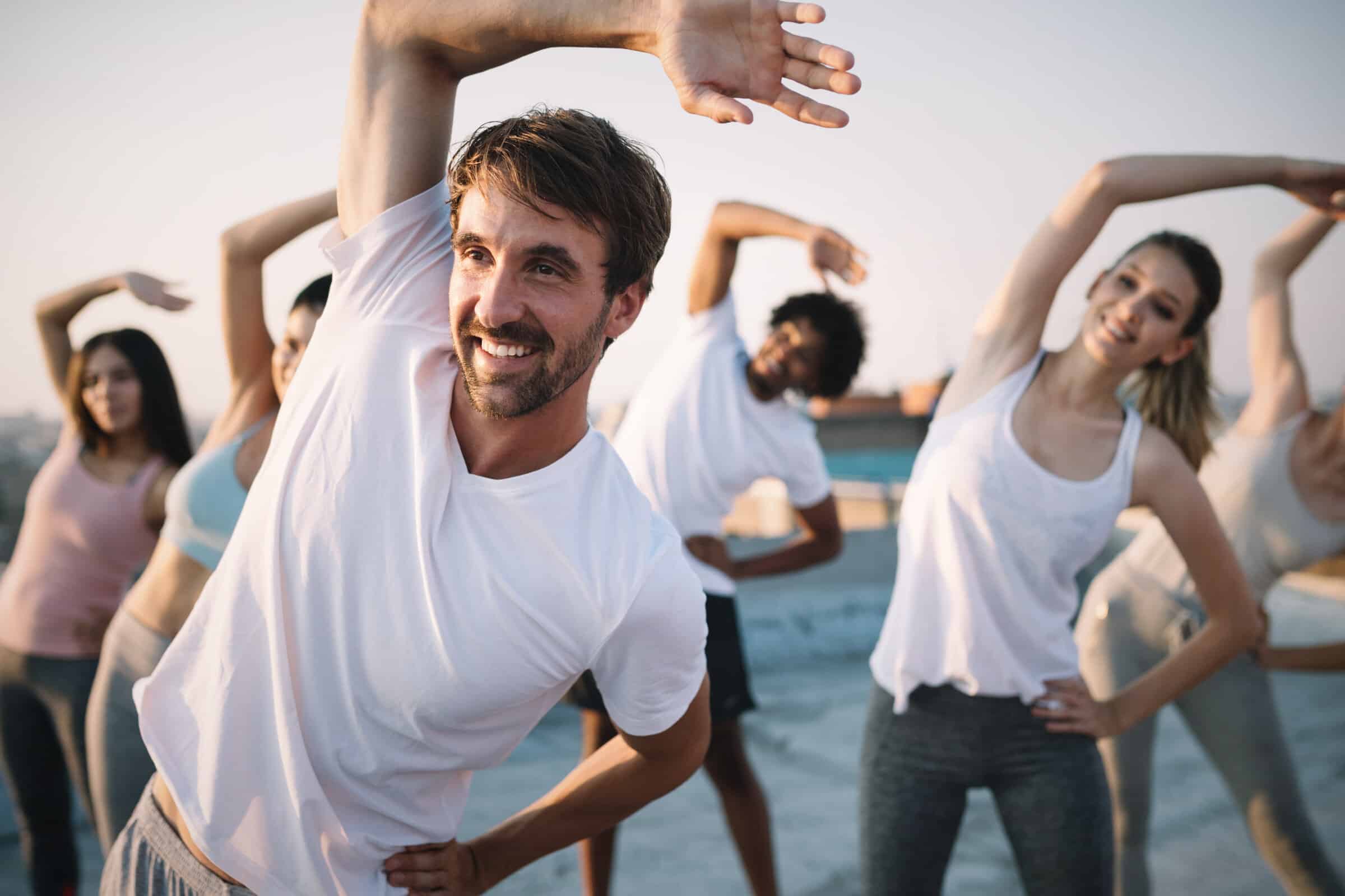 Gruppe macht Stretching im Freien