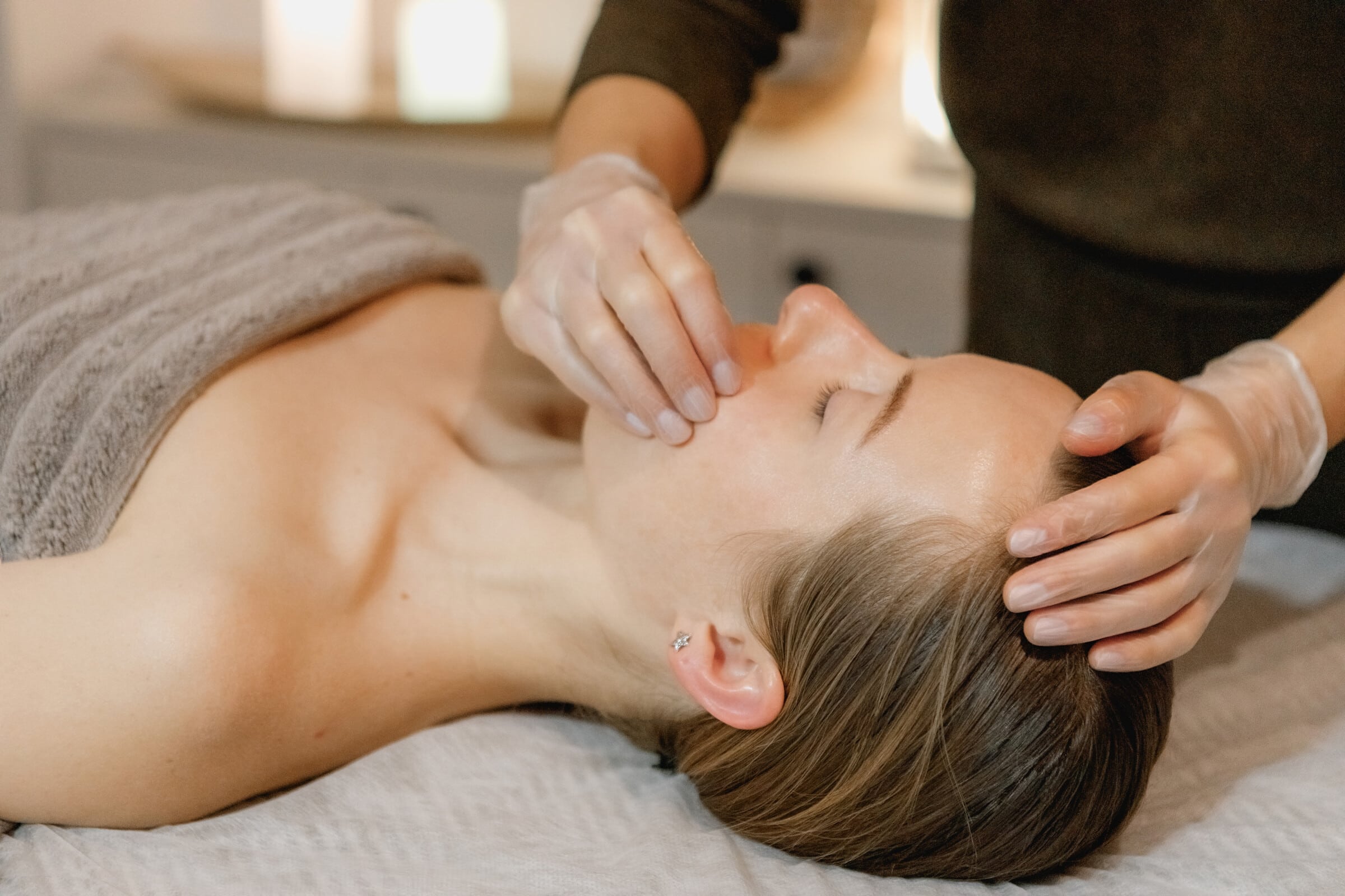 Entspannende Gesichtsmassage an Kieferlinie und Wangen im Kosmetikstudio