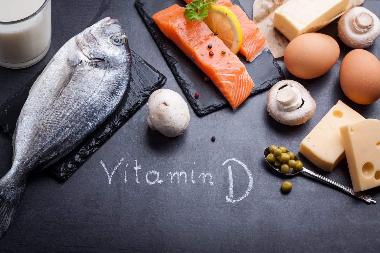 Ausgewogene Lebensmittel mit Vitamin D wie Fisch, Eier und Käse unterstützen den Hormonhaushalt
