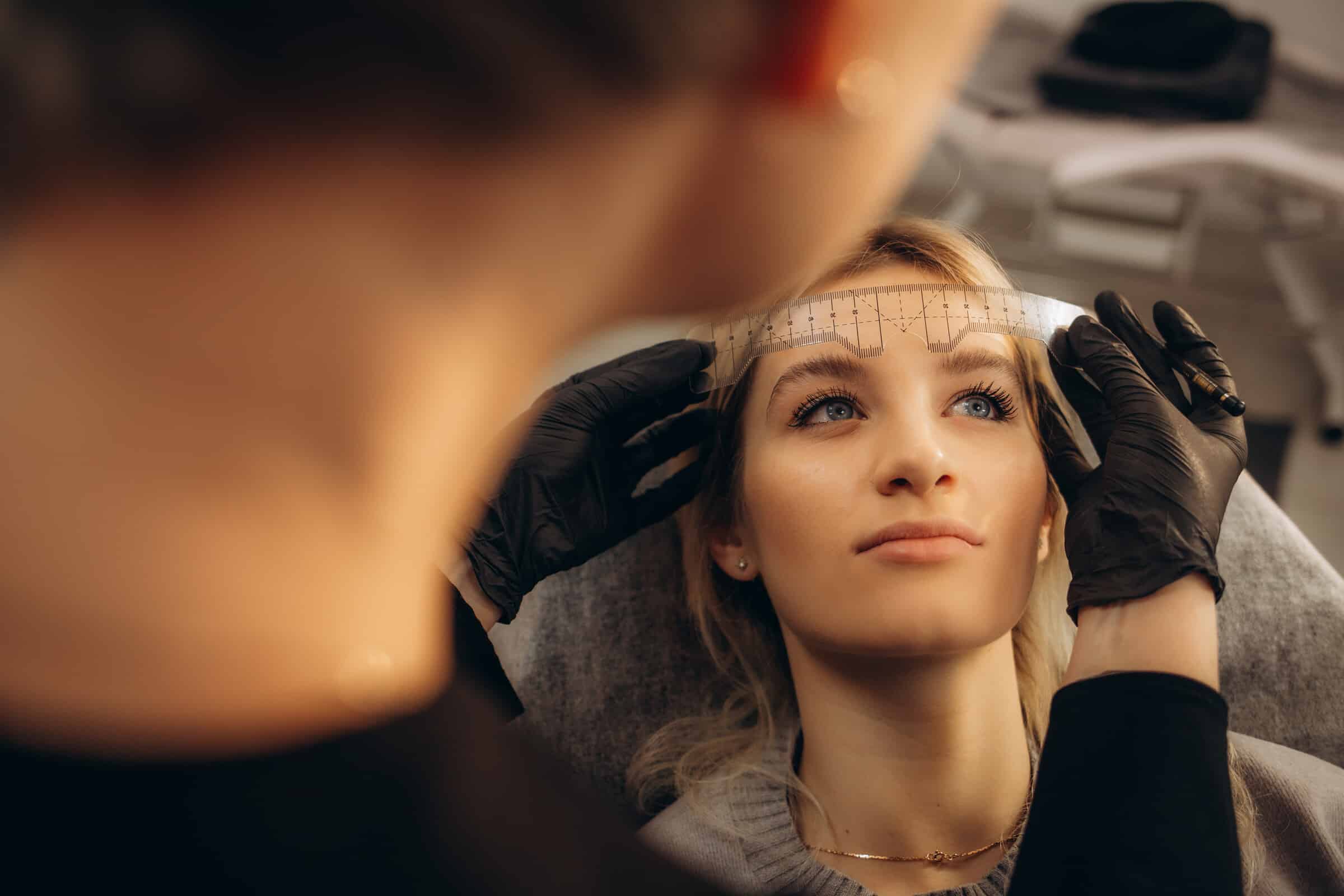Ausmessen und Vorzeichnen der Brauenform vor der Powder-Brows-Behandlung