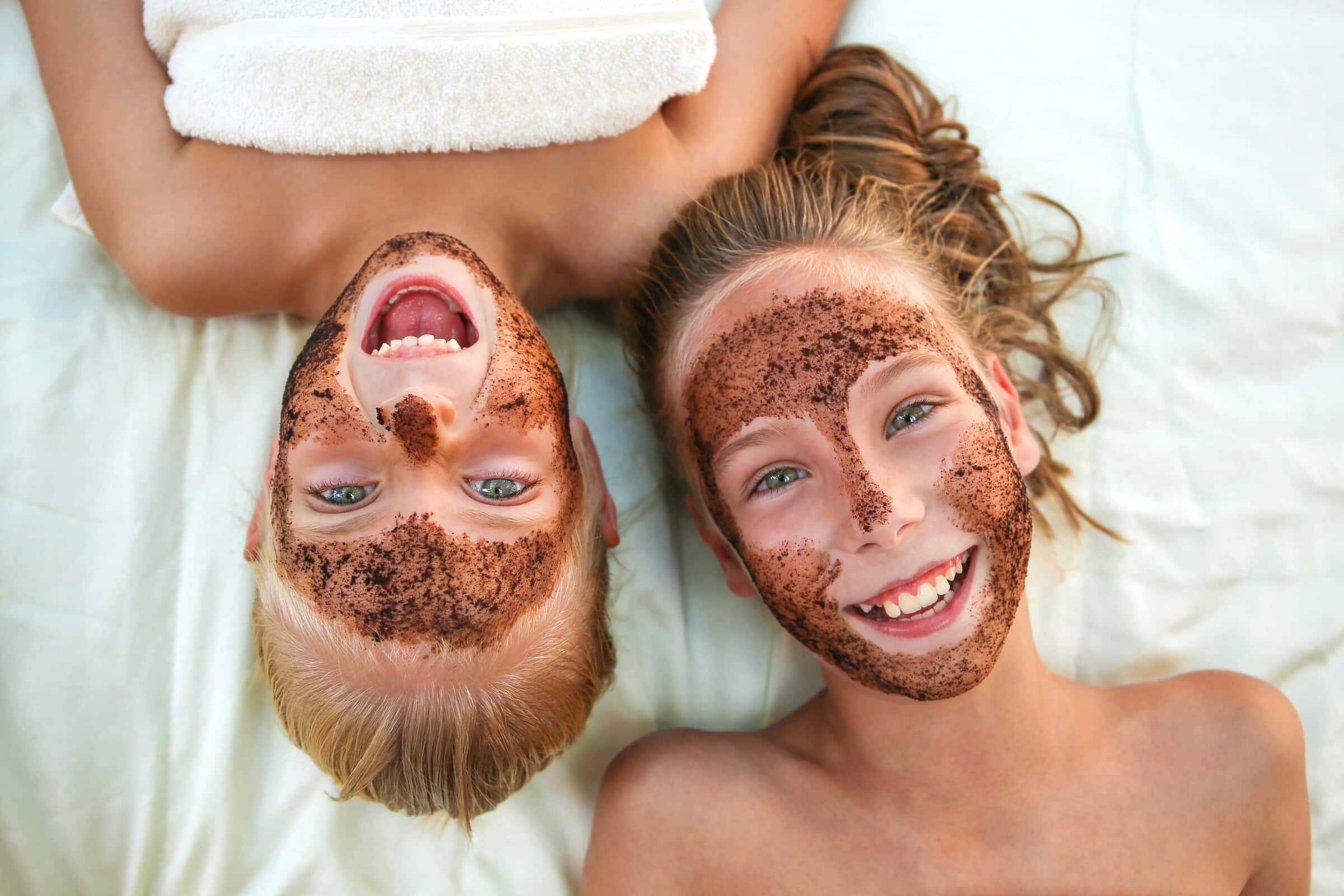 Zwei Kinder mit Gesichtsmaske – Skincare als Spiel und Ritual