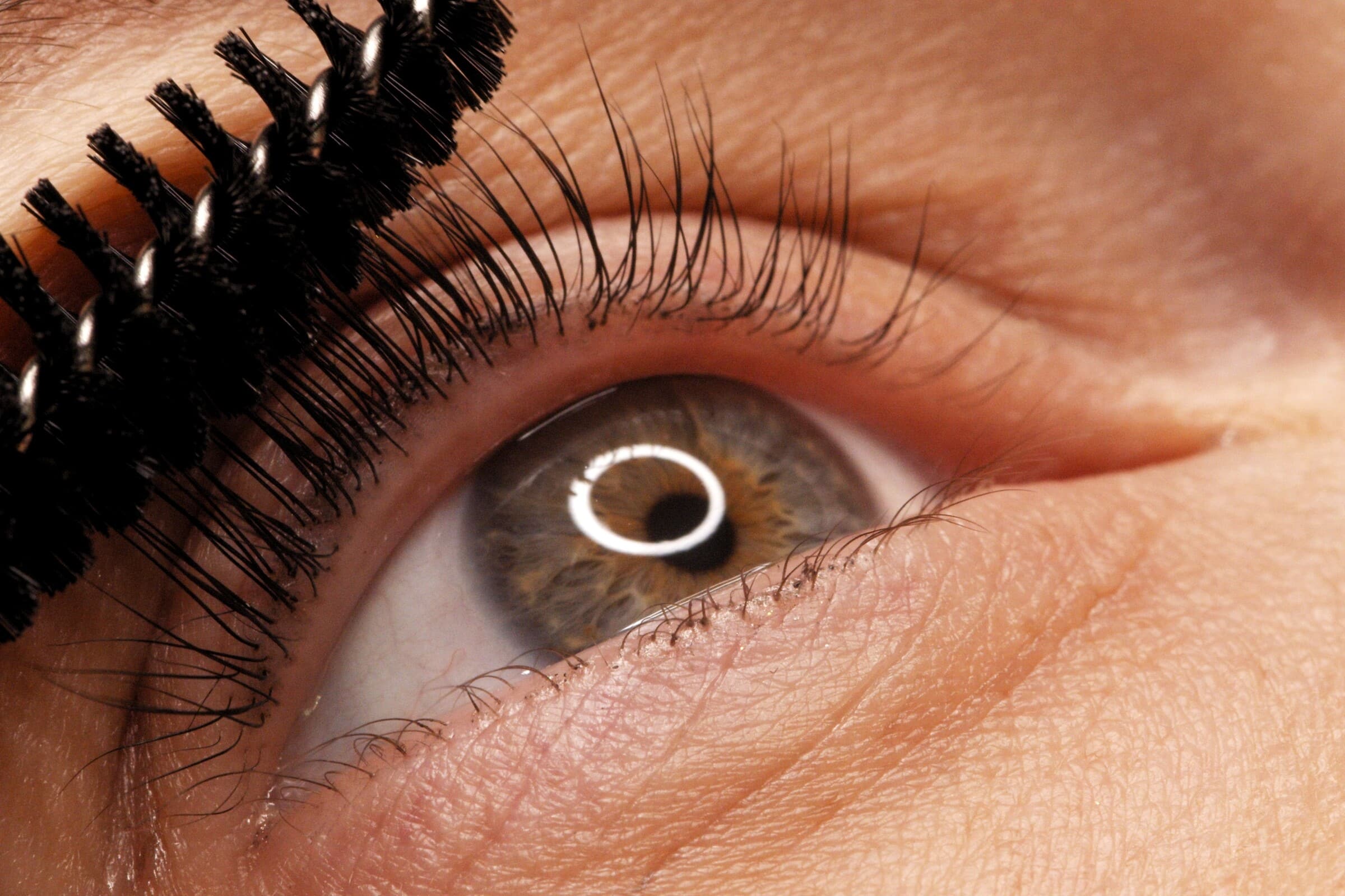Wimperntusche an laminierten Wimpern im Detail