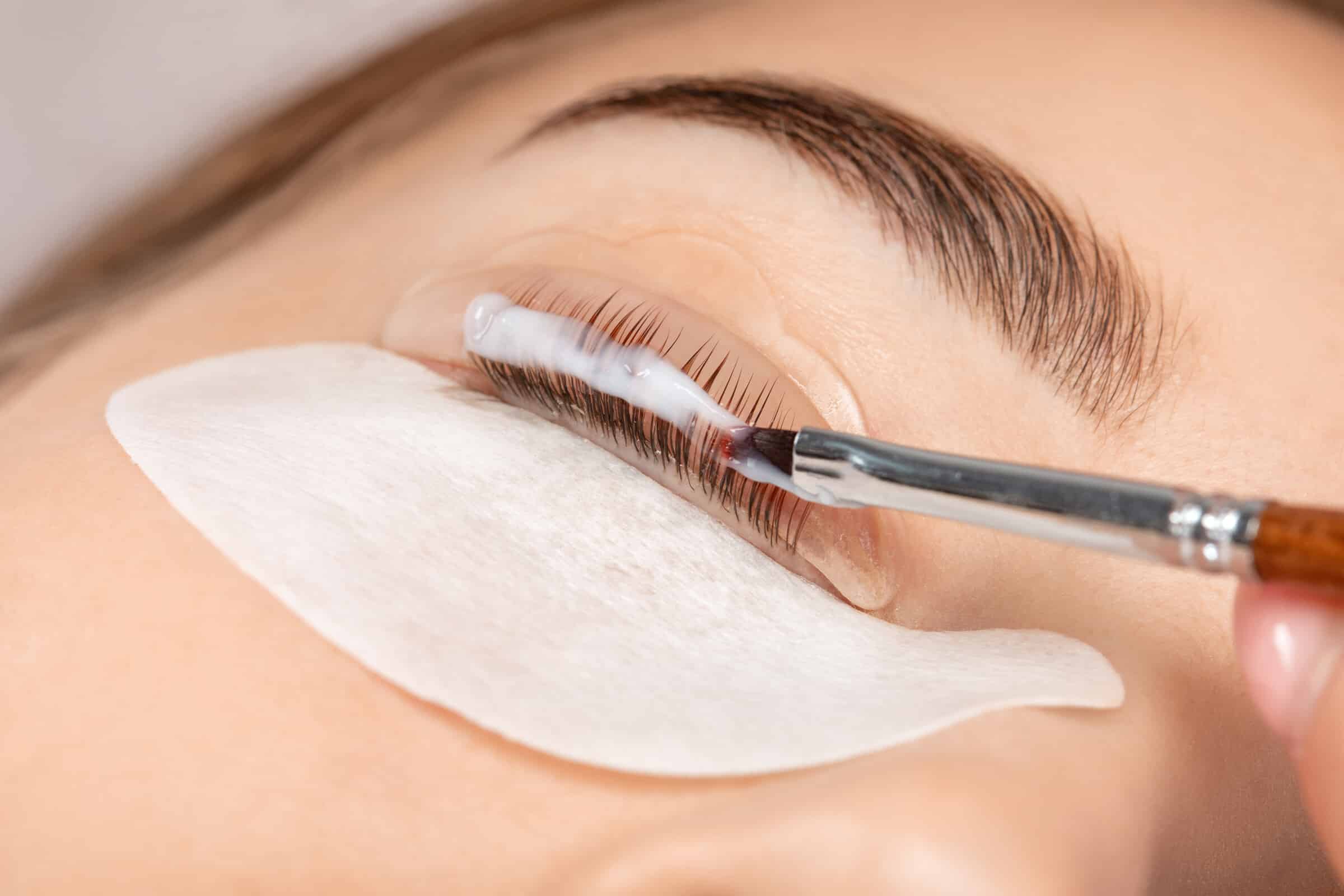 Auftragen der Liftinglösung auf die Wimpern mit einem feinen Pinsel
