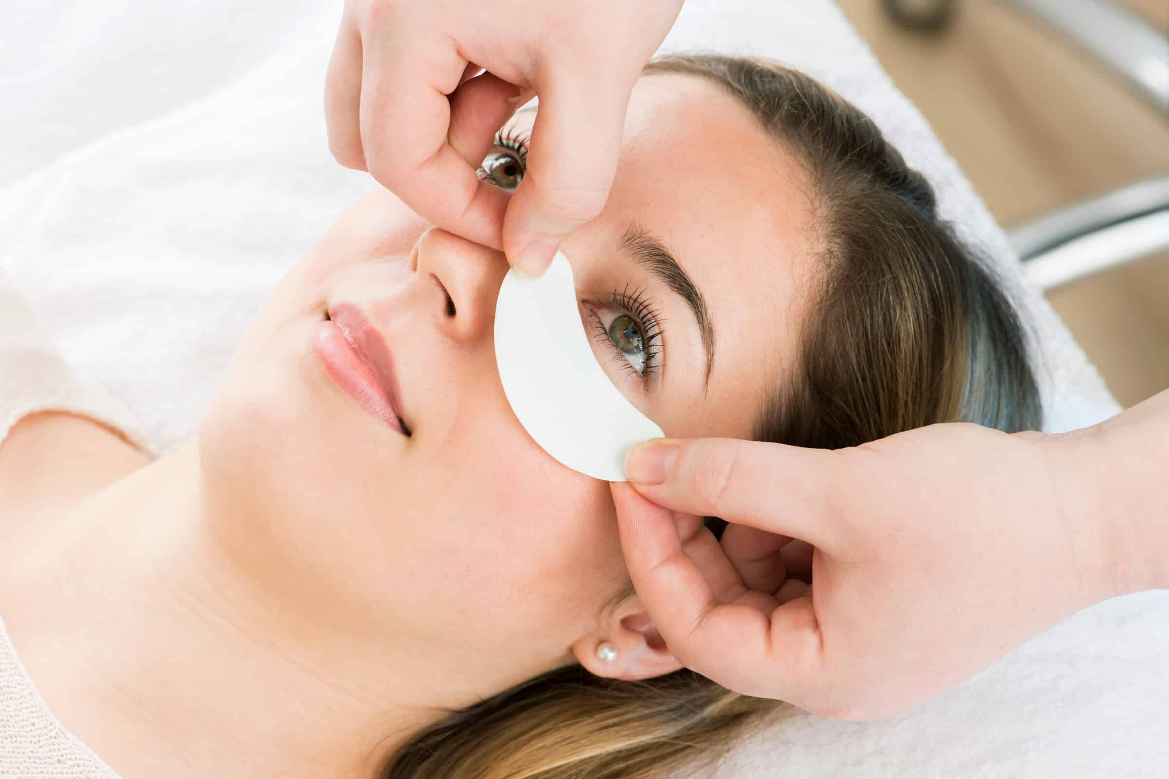 Vorbereitung der Augenpartie mit Pads vor der Wimpernverlängerung