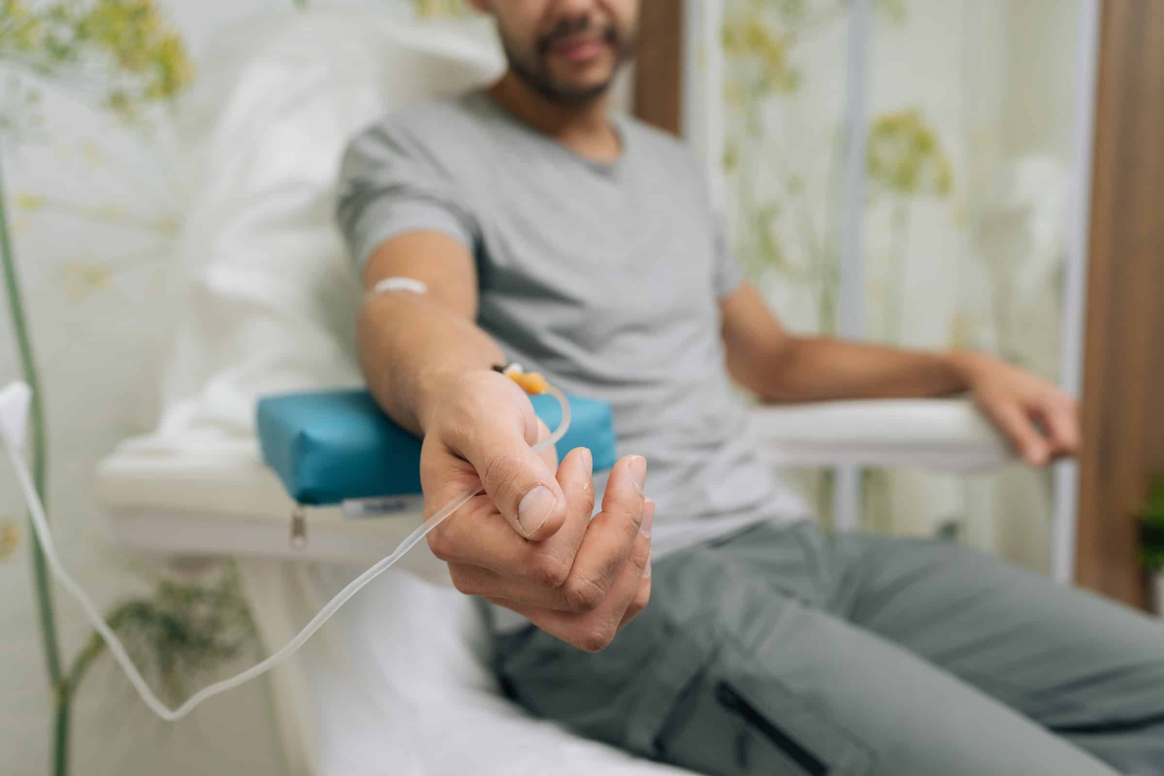 Venenzugang am Arm während einer Eiseninfusion