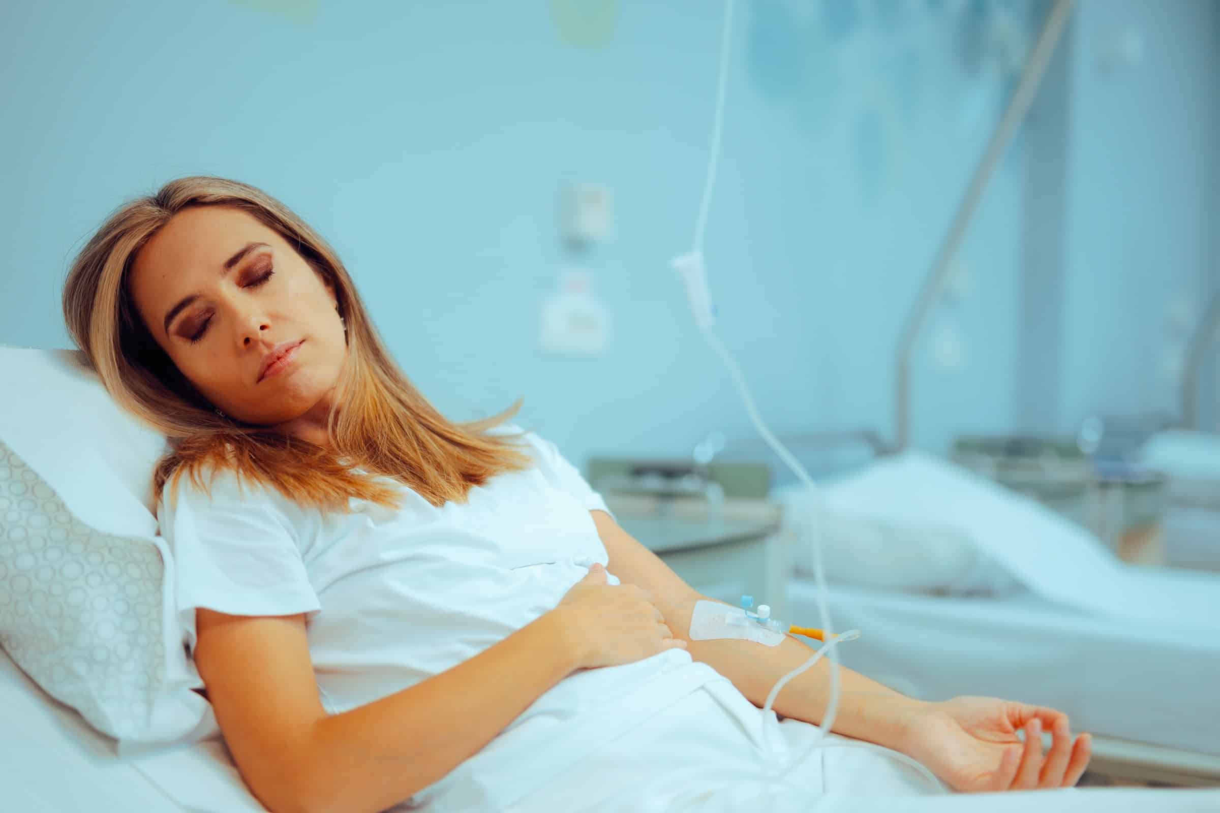 Patientin erhält eine Eiseninfusion und ruht während der Behandlung
