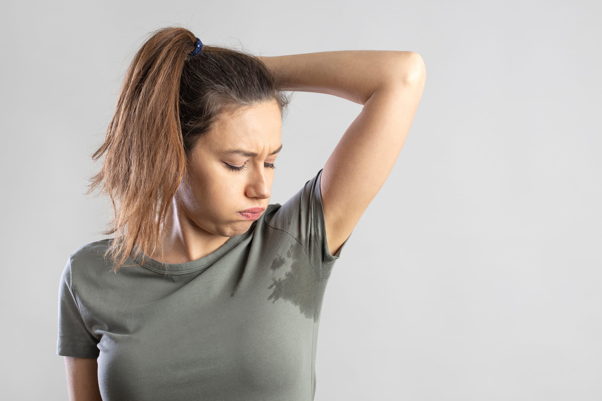 Dermatologe berät zu Mikrowellenbehandlung und Saugkürettage