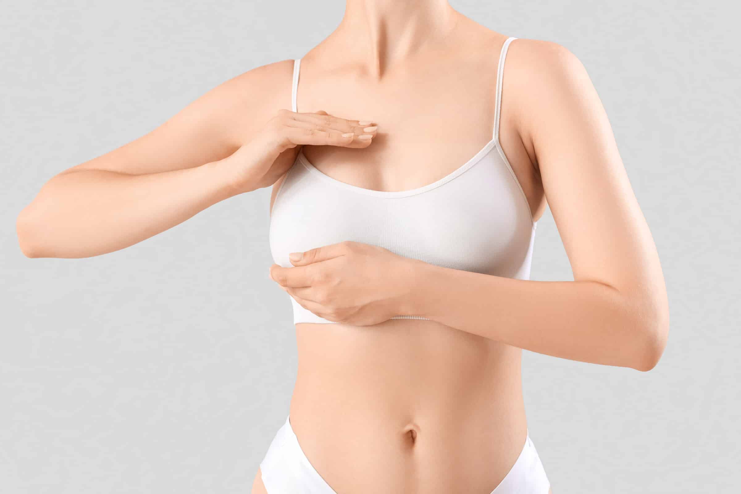 Chirurg bespricht die Schnittführung für die Top Surgery