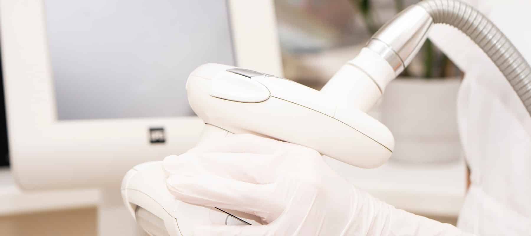Handstück eines Vakuummassage-Geräts in einer kosmetischen Praxis