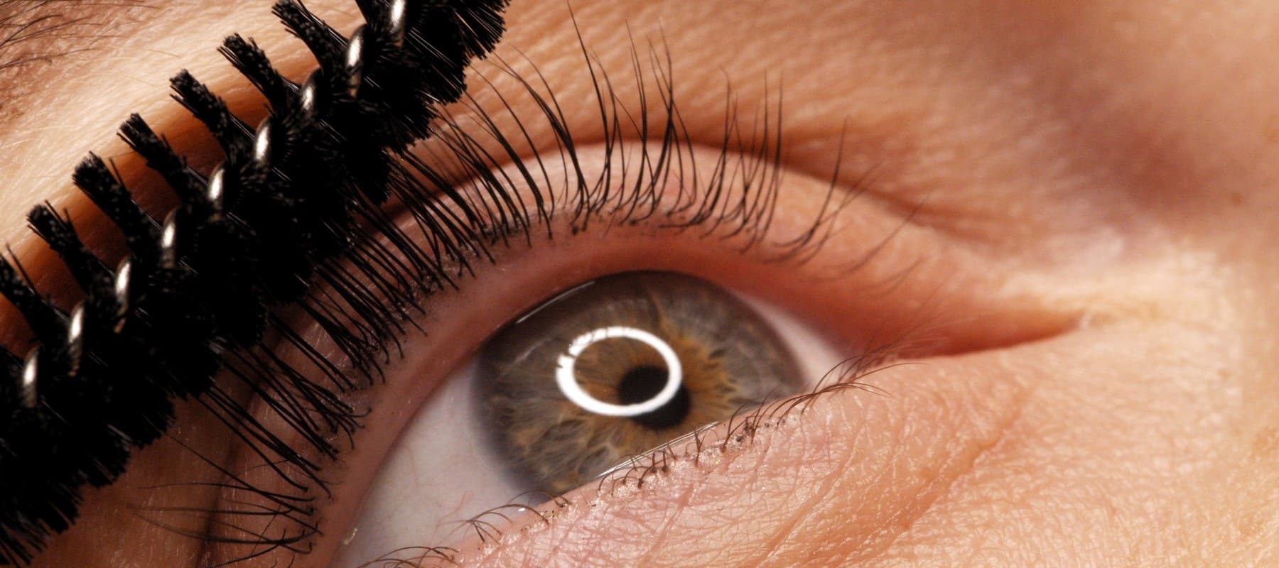 Wimpern werden nach der Laminierung mit einem Bürstchen in Form gebracht