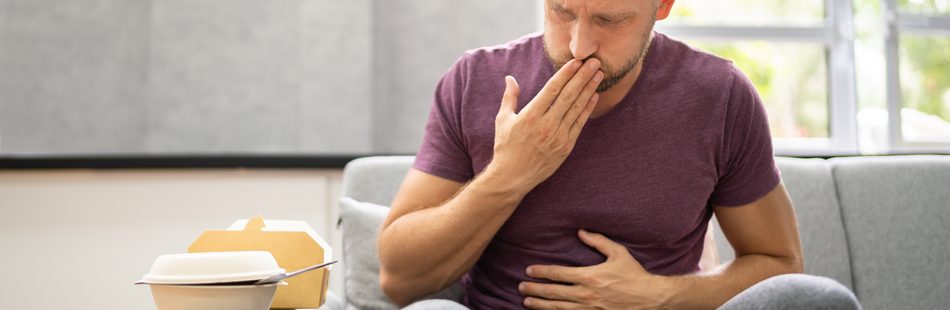 Eine Campylobacteriose äußert sich unter anderem durch Bauchschmerzen und -krämpfe.