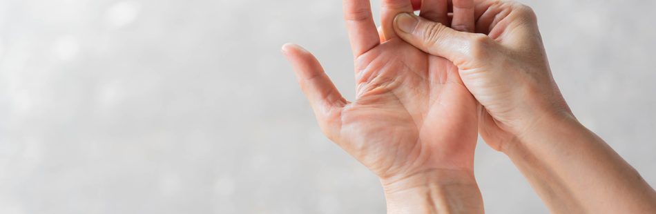 Unter der Klinodaktylie ist eine Fehlstellung der Finger zu verstehen. Am häufigsten sind die kleinen Finger betroffen
