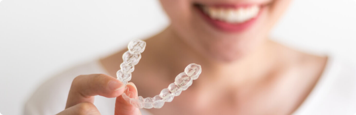 Zahnspange - Wie funktioniert die Behandlung mit einer unsichtbaren Zahnspange?