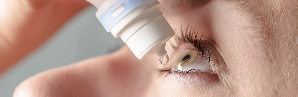 Eine häufige Behandlungsform sind Medikamente in Form von Augentropfen, die alle auf eine andere Art und Weise wirken und eingenommen werden müssen