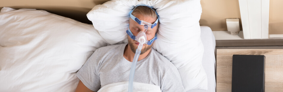 In besonders schweren Fällen kann die Sauerstoffzufuhr durch das Tragen einer Atemmaske sichergestellt werden