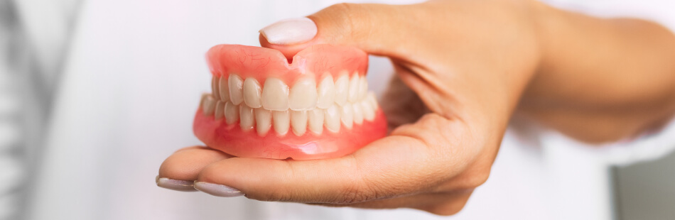 Herausnehmbare Zahnprothesen: Diese Variante ist sehr verbreitet, da sie meistens billiger ist und sich leichter pflegen lässt