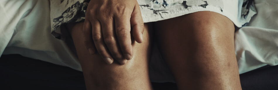 Das Lymphknotensystem durchzieht den ganzen Körper. Betroffene Stellen, wie zum Beispiel die Knie, fühlen sich dann. hart und geschwollen an.