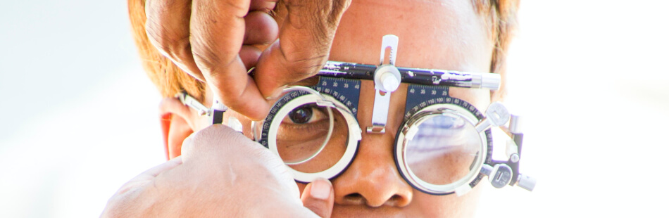 Ein Nystagmus wird vom Augenarzt unter anderem mithilfe einer Frenzel-Brille oder einer Elektrookulographie diagnostiziert.
