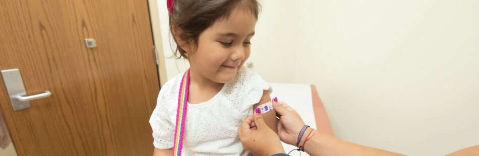 Einer Poliomyelitis kann am besten durch eine Impfung vorgebeugt werden.