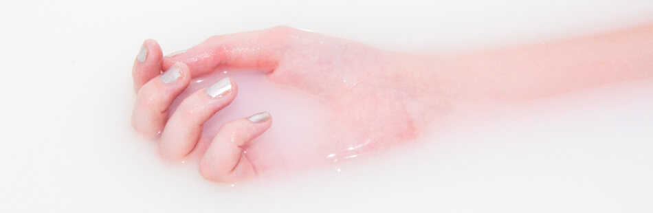 Ein Bad mit Ölen kann bei brüchigen Nägeln Wunder wirken.