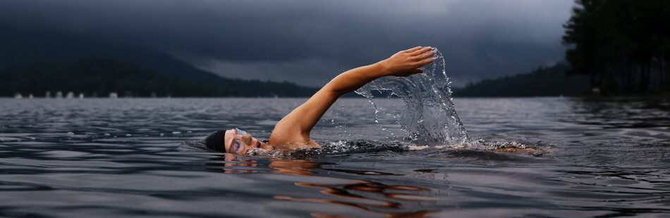Besonders Ausdauersportarten wie Schwimmen helfen, Nackenschmerzen vorzubeugen.