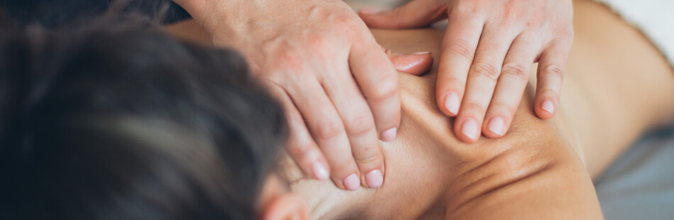 Massagen können oft helfen vor allem akute Nackenschmerzen zu lindern.