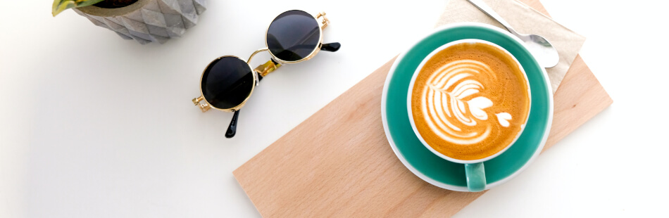 Zu viel Kaffee kann ebenfall kurzzeitig für Herzrhythmusstörungen sorgen