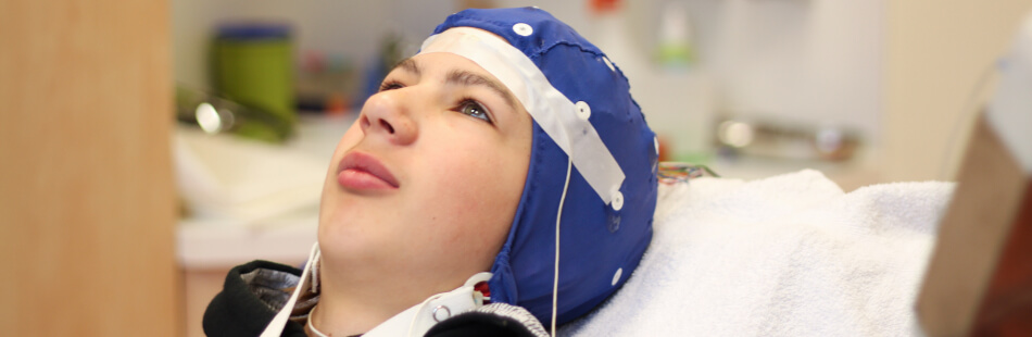 Bei Verdacht auf ADHS untersucht der Arzt die motorische Koordinationsfähigkeit, Kooperationsfähigkeit, Gestik, Mimik, Sprache und Lautäußerungen des Kindes. Sollte zudem der Verdacht auf Epilepsie bestehen, ordnet der Spezialist auch eine Messung der Hirnströme im EEG an