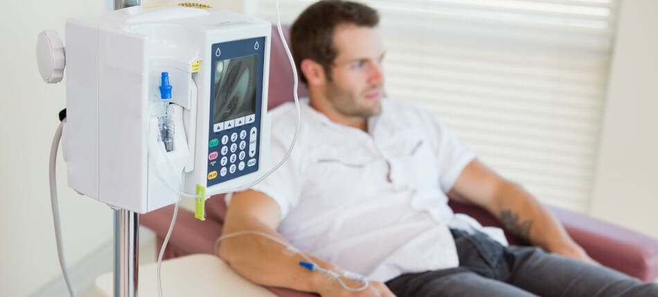Im Rahmen einer Chemotherapie verabreicht der Arzt Arzneimittel intravenös.