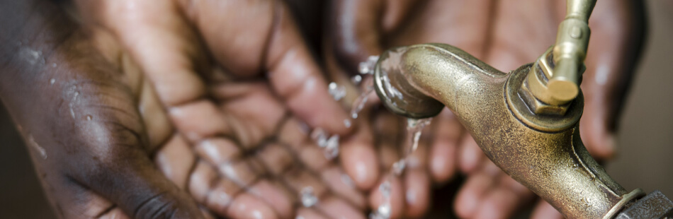 Mangelnde Hygienestandards wie schmutziges Trinkwasser sind Risikofaktoren für eine Cholera-Erkrankung.