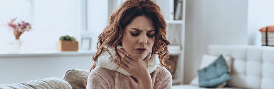 Typische Symptome von Halsschmerzen sind Schmerzen beim Schlucken und ein Kloß im Hals.