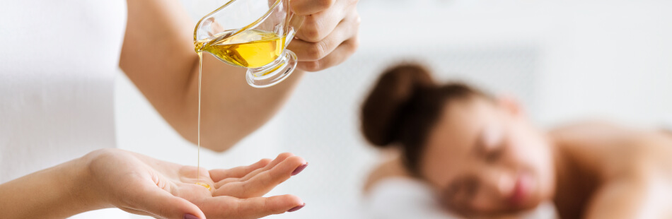 Mandelöl macht Deine Haut geschmeidig, weshalb es auch gerne als Massageöl verwendet wird.