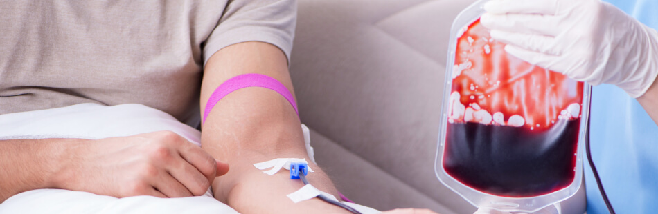 Eine Bluttransfusion kommt bei einer Thrombozytopenie oft zum Einsatz, um den Blutverlust auszugleichen.
