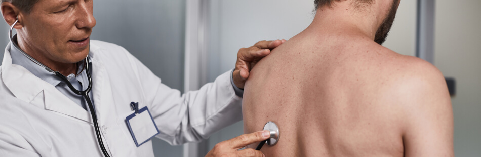 Um Bronchiektasen nachzuweisen, hört der Arzt unter anderem mithilfe eines Stethoskop Deine Brust ab.
