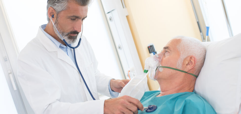 Zur Diagnose einer Lungenfibrose hört der Arzt mit einem Stethoskop den Brustkorb ab und führt eine Lungenfunktionsprüfung durch.