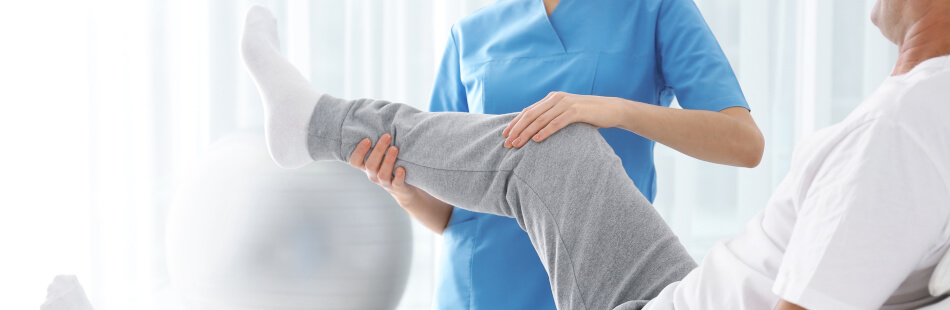 Beim Lasègue-Zeichen hebt der Arzt Dein gestrecktes Bein während Du auf dem Rücken liegst. Sind die Hirnhäute tatsächlich gereizt, so führt diese Bewegung ab einer gewissen Beugung zu Schmerzen in Bein, Gesäß oder Rücken